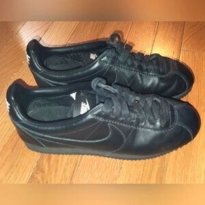 NIKE CORTEZ WOMENS SIZE 7.5 BLACK ON BLACK  GREAT DEAL LEATHER LOW